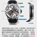 JB罗杰杜彼Excalibur Spidr（王者系列）RDDBEX0479。这是该品牌最具超跑运动元素的款式，镂空飞行陀飞轮腕表外观具有罗杰杜彼镂空时计的代表性特征， 同步原装45mm*13mm的钛合金表壳，星型外观设计、凯尔特十字架形陀飞轮框架。搭载着一枚上海定制的RD505SQ手动上链机芯，和原装一样金色摆轮上有配重砝码钉，机芯相对小厂更加稳定误差更小，机芯主体相似度达到98%，机芯11点和4点位置没有多余齿轮，机芯夹板排列有序的鱼鳞纹洗花，并且已经废除多余的日历挡位，无水印视频评测：https://v.qq.com/txp/iframe/player.html?vid=l30299lrlfm。蓝宝石防刮镜面，进口泰国橡胶原材料表带，柔韧度高做工精致，原装折叠扣。腕表霸气大方又炫酷，逼格满满，一度成为跑车爱好者的标配腕表，超高辨识度。JB Factory-专为高端陀飞轮而生。n无水印视频评测：https://v.qq.com/txp/iframe/player.html?vid=l30299lrlfm
