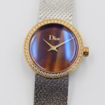 5055F La d de dior Satine系列高级仙女腕表，生动呈现了迪奥制表的精魂，弥足珍贵的高雅风格。米兰网织工艺精钢表链，超级秀气，完美契合仙女们纤细的手腕，在光线下bulingbuling亮闪闪，光彩夺目！bulingbuling闪的手表，真真是仙女们的心头爱了！5055F 原单Dior 表径25mm,ETA石英机芯，锅盖形蓝宝石玻璃(蓝光防炫效果)，表壳表冠表扣镶嵌钻石，A级贝母表盘，抛光太子妃指针。送专柜首饰袋和拆卸表带工具一支。
