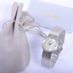 5055F La d de dior Satine系列高级仙女腕表，生动呈现了迪奥制表的精魂，弥足珍贵的高雅风格。米兰网织工艺精钢表链，超级秀气，完美契合仙女们纤细的手腕，在光线下bulingbuling亮闪闪，光彩夺目！bulingbuling闪的手表，真真是仙女们的心头爱了！5055F 原单Dior 表径25mm,ETA石英机芯，锅盖形蓝宝石玻璃(蓝光防炫效果)，表壳表冠表扣镶嵌钻石，A级贝母表盘，抛光太子妃指针。送专柜首饰袋和拆卸表带工具一支。