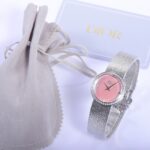 5055F La d de dior Satine系列高级仙女腕表，生动呈现了迪奥制表的精魂，弥足珍贵的高雅风格。米兰网织工艺精钢表链，超级秀气，完美契合仙女们纤细的手腕，在光线下bulingbuling亮闪闪，光彩夺目！bulingbuling闪的手表，真真是仙女们的心头爱了！5055F 原单Dior 表径25mm,ETA石英机芯，锅盖形蓝宝石玻璃(蓝光防炫效果)，表壳表冠表扣镶嵌钻石，A级贝母表盘，抛光太子妃指针。送专柜首饰袋和拆卸表带工具一支。