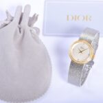 5055F La d de dior Satine系列高级仙女腕表，生动呈现了迪奥制表的精魂，弥足珍贵的高雅风格。米兰网织工艺精钢表链，超级秀气，完美契合仙女们纤细的手腕，在光线下bulingbuling亮闪闪，光彩夺目！bulingbuling闪的手表，真真是仙女们的心头爱了！5055F 原单Dior 表径25mm,ETA石英机芯，锅盖形蓝宝石玻璃(蓝光防炫效果)，表壳表冠表扣镶嵌钻石，A级贝母表盘，抛光太子妃指针。送专柜首饰袋和拆卸表带工具一支。