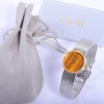 5055F La d de dior Satine系列高级仙女腕表，生动呈现了迪奥制表的精魂，弥足珍贵的高雅风格。米兰网织工艺精钢表链，超级秀气，完美契合仙女们纤细的手腕，在光线下bulingbuling亮闪闪，光彩夺目！bulingbuling闪的手表，真真是仙女们的心头爱了！5055F 原单Dior 表径25mm,ETA石英机芯，锅盖形蓝宝石玻璃(蓝光防炫效果)，表壳表冠表扣镶嵌钻石，A级贝母表盘，抛光太子妃指针。送专柜首饰袋和拆卸表带工具一支。