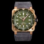 BR 03-92 DIVER GREEN BRONZEn机芯：机芯编号 BR自动上弦机械机芯。n功能：时针、分针、秒针和日期。n表壳：直径42毫米。磨砂抛光CuSn8青铜。带60分钟刻度和阳极氧化铝嵌件的单向旋转纯青铜表圈。n表盘：绿色。镀金镶贴时标，镶嵌Super-LumiNova®夜光材料。涂有Super-LumiNova®夜光材料的镀金镂空式指针。n表镜：带防眩目涂层的蓝宝石水晶玻璃表镜。n防水性能：300米。n手镯：卡其色小牛皮和黑色橡胶表带。n表扣：插针式表扣。青铜。