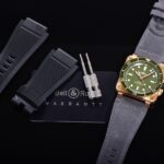 BR 03-92 DIVER GREEN BRONZEn机芯：机芯编号 BR自动上弦机械机芯。n功能：时针、分针、秒针和日期。n表壳：直径42毫米。磨砂抛光CuSn8青铜。带60分钟刻度和阳极氧化铝嵌件的单向旋转纯青铜表圈。n表盘：绿色。镀金镶贴时标，镶嵌Super-LumiNova®夜光材料。涂有Super-LumiNova®夜光材料的镀金镂空式指针。n表镜：带防眩目涂层的蓝宝石水晶玻璃表镜。n防水性能：300米。n手镯：卡其色小牛皮和黑色橡胶表带。n表扣：插针式表扣。青铜。