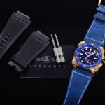 BR 03-92 DIVER GREEN BRONZEn机芯：机芯编号 BR自动上弦机械机芯。n功能：时针、分针、秒针和日期。n表壳：直径42毫米。磨砂抛光CuSn8青铜。带60分钟刻度和阳极氧化铝嵌件的单向旋转纯青铜表圈。n表盘：绿色。镀金镶贴时标，镶嵌Super-LumiNova®夜光材料。涂有Super-LumiNova®夜光材料的镀金镂空式指针。n表镜：带防眩目涂层的蓝宝石水晶玻璃表镜。n防水性能：300米。n手镯：卡其色小牛皮和黑色橡胶表带。n表扣：插针式表扣。青铜。
