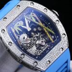 【 RICHARD MILLE 】理查米尔 RM26-01国宝大熊猫 镶嵌全钻陀飞轮腕表nn大熊猫代表着纯真与友善，是备受人们喜爱的一种可爱动物，又被视为和平的象征。大熊猫作为中华民族的象征，是公认的“国宝”，同时也是全球濒危物种的大使。nn理查米尔/RichardMille 此腕表限量发售.大熊猫采用18K白金精雕而成，并融入陀飞轮当中，全身铺镶美钻和黑色蓝宝石。它坐在自然的竹林栖息地里，竹叶和竹身采用黄金手工雕刻、绘制而成。高级制表和高级珠宝之间的融合，缔造富有想象力的艺术成果，并将带给那些曾有幸在野外欣赏到大熊猫的人以欣喜。nn酒桶表壳复杂高难度线条或角度设计，在加工制作时经过无数次测试，给制作带来巨大的挑战，它的表圈、中层表壳和表底盖全部是用不锈钢材料通过钛合金螺丝镶嵌而成，实现表面与内部深度的完美调和，双镂空底板更使得机芯从各个角度得以展现。全壳身镶嵌闪闪发光的钻石，高贵冷艳抢眼，让人爱不释手！n