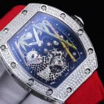 【 RICHARD MILLE 】理查米尔 RM26-01国宝大熊猫 镶嵌全钻陀飞轮腕表nn大熊猫代表着纯真与友善，是备受人们喜爱的一种可爱动物，又被视为和平的象征。大熊猫作为中华民族的象征，是公认的“国宝”，同时也是全球濒危物种的大使。nn理查米尔/RichardMille 此腕表限量发售.大熊猫采用18K白金精雕而成，并融入陀飞轮当中，全身铺镶美钻和黑色蓝宝石。它坐在自然的竹林栖息地里，竹叶和竹身采用黄金手工雕刻、绘制而成。高级制表和高级珠宝之间的融合，缔造富有想象力的艺术成果，并将带给那些曾有幸在野外欣赏到大熊猫的人以欣喜。nn酒桶表壳复杂高难度线条或角度设计，在加工制作时经过无数次测试，给制作带来巨大的挑战，它的表圈、中层表壳和表底盖全部是用不锈钢材料通过钛合金螺丝镶嵌而成，实现表面与内部深度的完美调和，双镂空底板更使得机芯从各个角度得以展现。全壳身镶嵌闪闪发光的钻石，高贵冷艳抢眼，让人爱不释手！