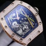【 RICHARD MILLE 】理查米尔 RM26-01国宝大熊猫 镶嵌全钻陀飞轮腕表nn大熊猫代表着纯真与友善，是备受人们喜爱的一种可爱动物，又被视为和平的象征。大熊猫作为中华民族的象征，是公认的“国宝”，同时也是全球濒危物种的大使。nn理查米尔/RichardMille 此腕表限量发售.大熊猫采用18K白金精雕而成，并融入陀飞轮当中，全身铺镶美钻和黑色蓝宝石。它坐在自然的竹林栖息地里，竹叶和竹身采用黄金手工雕刻、绘制而成。高级制表和高级珠宝之间的融合，缔造富有想象力的艺术成果，并将带给那些曾有幸在野外欣赏到大熊猫的人以欣喜。nn酒桶表壳复杂高难度线条或角度设计，在加工制作时经过无数次测试，给制作带来巨大的挑战，它的表圈、中层表壳和表底盖全部是用不锈钢材料通过钛合金螺丝镶嵌而成，实现表面与内部深度的完美调和，双镂空底板更使得机芯从各个角度得以展现。全壳身镶嵌闪闪发光的钻石，高贵冷艳抢眼，让人爱不释手！