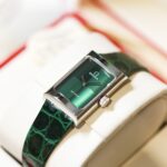 n  欧米茄（OMEGA）瑞士钟表制造商，英文名OMEGA，以希腊字母“Ω”命名。欧米茄由路易士·勃兰特（Louis Brandt）创始于1848 年，欧米茄的经典腕表系列为星座、海马、超霸、碟飞。象征着事物的伊始与极限，类似于亚洲哲学中“意味着最初，结束亦是最初”的循环。代表了“完美、极致、卓越、成就”的非凡品质，诠释出欧米茄追寻“卓越品质”nnOMEGA棋盘系列，60年代中古方形手表，特别的类型棋盘表盘，漂亮的长方形包金表壳前卫的设计，中古魅力，优雅简约经典n表盘尺寸：高26.12MM，宽17.35 mm(不含把的)n①搭载原装瑞士石英机芯n②表壳🪫镀K金工艺n③表针电K金n④表壳 底盖 保卡 吊牌 四码合一n⑤蓝宝石拱桥玻璃n⑥配美洲鳄鱼皮表带n    n   N R-Factory出品 值得收藏