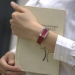 n  欧米茄（OMEGA）瑞士钟表制造商，英文名OMEGA，以希腊字母“Ω”命名。欧米茄由路易士·勃兰特（Louis Brandt）创始于1848 年，欧米茄的经典腕表系列为星座、海马、超霸、碟飞。象征着事物的伊始与极限，类似于亚洲哲学中“意味着最初，结束亦是最初”的循环。代表了“完美、极致、卓越、成就”的非凡品质，诠释出欧米茄追寻“卓越品质”nnOMEGA棋盘系列，60年代中古方形手表，特别的类型棋盘表盘，漂亮的长方形包金表壳前卫的设计，中古魅力，优雅简约经典n表盘尺寸：高26.12MM，宽17.35 mm(不含把的)n①搭载原装瑞士石英机芯n②表壳🪫镀K金工艺n③表针电K金n④表壳 底盖 保卡 吊牌 四码合一n⑤蓝宝石拱桥玻璃n⑥配美洲鳄鱼皮表带n    n   N R-Factory出品 值得收藏