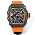 『RICHARDMILLE』里查德米尔   金碳纤维RM12-01  桶形表壳使用品牌独家的复合材料「Gold Carbon TPT」金碳纤维制作，金箔与碳纤维形成错落有致的纹理，每只表壳的图案都独一无二。碳纤维层与金箔薄片交织叠压制成，这种特殊的复合材料一方面继承了碳纤维坚固轻盈的优异性能，另一方面又融入贵金属元素，视觉上更加醒目，明亮的金箔层与碳纤维哑光纹理形成鲜明的对比效果。 金属装饰整齐排列，每款表壳的曲线都散发出全新的光影变幻和夺目的黄金光泽。腕表搭载浮动陀飞轮手动上链机芯，动力储备充足，走时精准稳定。金碳RM12-01为专独背透设计，透过表底你能够欣赏到机芯的镂空结构，以及倒角、喷砂、缎面、抛光等润饰细节。