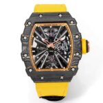 『RICHARDMILLE』里查德米尔   金碳纤维RM12-01  桶形表壳使用品牌独家的复合材料「Gold Carbon TPT」金碳纤维制作，金箔与碳纤维形成错落有致的纹理，每只表壳的图案都独一无二。碳纤维层与金箔薄片交织叠压制成，这种特殊的复合材料一方面继承了碳纤维坚固轻盈的优异性能，另一方面又融入贵金属元素，视觉上更加醒目，明亮的金箔层与碳纤维哑光纹理形成鲜明的对比效果。 金属装饰整齐排列，每款表壳的曲线都散发出全新的光影变幻和夺目的黄金光泽。腕表搭载浮动陀飞轮手动上链机芯，动力储备充足，走时精准稳定。金碳RM12-01为专独背透设计，透过表底你能够欣赏到机芯的镂空结构，以及倒角、喷砂、缎面、抛光等润饰细节。