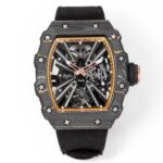 『RICHARDMILLE』里查德米尔   金碳纤维RM12-01  桶形表壳使用品牌独家的复合材料「Gold Carbon TPT」金碳纤维制作，金箔与碳纤维形成错落有致的纹理，每只表壳的图案都独一无二。碳纤维层与金箔薄片交织叠压制成，这种特殊的复合材料一方面继承了碳纤维坚固轻盈的优异性能，另一方面又融入贵金属元素，视觉上更加醒目，明亮的金箔层与碳纤维哑光纹理形成鲜明的对比效果。 金属装饰整齐排列，每款表壳的曲线都散发出全新的光影变幻和夺目的黄金光泽。腕表搭载浮动陀飞轮手动上链机芯，动力储备充足，走时精准稳定。金碳RM12-01为专独背透设计，透过表底你能够欣赏到机芯的镂空结构，以及倒角、喷砂、缎面、抛光等润饰细节。