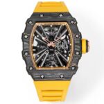 『RICHARDMILLE』里查德米尔   金碳纤维RM12-01  桶形表壳使用品牌独家的复合材料「Gold Carbon TPT」金碳纤维制作，金箔与碳纤维形成错落有致的纹理，每只表壳的图案都独一无二。碳纤维层与金箔薄片交织叠压制成，这种特殊的复合材料一方面继承了碳纤维坚固轻盈的优异性能，另一方面又融入贵金属元素，视觉上更加醒目，明亮的金箔层与碳纤维哑光纹理形成鲜明的对比效果。 金属装饰整齐排列，每款表壳的曲线都散发出全新的光影变幻和夺目的黄金光泽。腕表搭载浮动陀飞轮手动上链机芯，动力储备充足，走时精准稳定。金碳RM12-01为专独背透设计，透过表底你能够欣赏到机芯的镂空结构，以及倒角、喷砂、缎面、抛光等润饰细节。