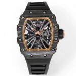 『RICHARDMILLE』里查德米尔   金碳纤维RM12-01  桶形表壳使用品牌独家的复合材料「Gold Carbon TPT」金碳纤维制作，金箔与碳纤维形成错落有致的纹理，每只表壳的图案都独一无二。碳纤维层与金箔薄片交织叠压制成，这种特殊的复合材料一方面继承了碳纤维坚固轻盈的优异性能，另一方面又融入贵金属元素，视觉上更加醒目，明亮的金箔层与碳纤维哑光纹理形成鲜明的对比效果。 金属装饰整齐排列，每款表壳的曲线都散发出全新的光影变幻和夺目的黄金光泽。腕表搭载浮动陀飞轮手动上链机芯，动力储备充足，走时精准稳定。金碳RM12-01为专独背透设计，透过表底你能够欣赏到机芯的镂空结构，以及倒角、喷砂、缎面、抛光等润饰细节。