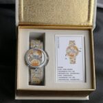 ‼️梵克雅宝 四季情人桥腕表nn梵雅克‬宝-Van Cleef&Arpels✨诗意复杂能功‬系列：恋人之桥最浪的漫‬手表 瑞定士‬做石英机芯升级最新版 蓝宝石玻璃镜升面‬级：表直壳‬径约38mm：情人升桥‬级为～纯材钢‬料 1比1复刻，女孩是时男针‬孩是分针，时针分和‬针都是用高科技、技术做成的3D效果针．按一下七字位按钮🔘：会自动走三次来回：亲吻 巜三生三世》表达的你‬爱意。按三字位按钮一下：自己走到当时的时间后会发现恋人💑在悄悄地走到中间去接吻之后各自回到零点。还什等‬么，最佳物礼‬就它了💜梵克雅宝，这个充满诗意与浪漫的品牌，一直致力于向爱情致敬。他们的情人桥手表，以其独特的设计和精湛的工艺，成为了许多时尚名媛的心头好。n这款手表的设计灵感来源于情人桥，寓意着爱情的永恒与美好。它采用了逆跳的钟表技术，巧妙地表达了恋人之间的柔情蜜意和缱绻缠绵。表盘以春夏秋冬为主题，色彩绚丽，诗意盎然，仿佛在诉说着每一个季节的爱情故事。n无论是春夏的明媚阳光，还是秋冬的落叶飘零，这款手表都能以一种独特而诗意的方式引导你度过每一天。它的颜值之高，简直让人惊叹不已，简直是美爆了的艺术品。n梵克雅宝希望通过这款手表，向所有有情人传递美好的祝福：愿你们拥有美好的爱情，生活灿烂，幸福直到永久。🥰