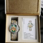 ‼️梵克雅宝 四季情人桥腕表nn梵雅克‬宝-Van Cleef&Arpels✨诗意复杂能功‬系列：恋人之桥最浪的漫‬手表 瑞定士‬做石英机芯升级最新版 蓝宝石玻璃镜升面‬级：表直壳‬径约38mm：情人升桥‬级为～纯材钢‬料 1比1复刻，女孩是时男针‬孩是分针，时针分和‬针都是用高科技、技术做成的3D效果针．按一下七字位按钮🔘：会自动走三次来回：亲吻 巜三生三世》表达的你‬爱意。按三字位按钮一下：自己走到当时的时间后会发现恋人💑在悄悄地走到中间去接吻之后各自回到零点。还什等‬么，最佳物礼‬就它了💜梵克雅宝，这个充满诗意与浪漫的品牌，一直致力于向爱情致敬。他们的情人桥手表，以其独特的设计和精湛的工艺，成为了许多时尚名媛的心头好。n这款手表的设计灵感来源于情人桥，寓意着爱情的永恒与美好。它采用了逆跳的钟表技术，巧妙地表达了恋人之间的柔情蜜意和缱绻缠绵。表盘以春夏秋冬为主题，色彩绚丽，诗意盎然，仿佛在诉说着每一个季节的爱情故事。n无论是春夏的明媚阳光，还是秋冬的落叶飘零，这款手表都能以一种独特而诗意的方式引导你度过每一天。它的颜值之高，简直让人惊叹不已，简直是美爆了的艺术品。n梵克雅宝希望通过这款手表，向所有有情人传递美好的祝福：愿你们拥有美好的爱情，生活灿烂，幸福直到永久。🥰