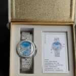 ‼️梵克雅宝 四季情人桥腕表nn梵雅克‬宝-Van Cleef&Arpels✨诗意复杂能功‬系列：恋人之桥最浪的漫‬手表 瑞定士‬做石英机芯升级最新版 蓝宝石玻璃镜升面‬级：表直壳‬径约38mm：情人升桥‬级为～纯材钢‬料 1比1复刻，女孩是时男针‬孩是分针，时针分和‬针都是用高科技、技术做成的3D效果针．按一下七字位按钮🔘：会自动走三次来回：亲吻 巜三生三世》表达的你‬爱意。按三字位按钮一下：自己走到当时的时间后会发现恋人💑在悄悄地走到中间去接吻之后各自回到零点。还什等‬么，最佳物礼‬就它了💜梵克雅宝，这个充满诗意与浪漫的品牌，一直致力于向爱情致敬。他们的情人桥手表，以其独特的设计和精湛的工艺，成为了许多时尚名媛的心头好。n这款手表的设计灵感来源于情人桥，寓意着爱情的永恒与美好。它采用了逆跳的钟表技术，巧妙地表达了恋人之间的柔情蜜意和缱绻缠绵。表盘以春夏秋冬为主题，色彩绚丽，诗意盎然，仿佛在诉说着每一个季节的爱情故事。n无论是春夏的明媚阳光，还是秋冬的落叶飘零，这款手表都能以一种独特而诗意的方式引导你度过每一天。它的颜值之高，简直让人惊叹不已，简直是美爆了的艺术品。n梵克雅宝希望通过这款手表，向所有有情人传递美好的祝福：愿你们拥有美好的爱情，生活灿烂，幸福直到永久。🥰