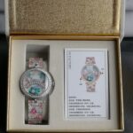 ‼️梵克雅宝 四季情人桥腕表nn梵雅克‬宝-Van Cleef&Arpels✨诗意复杂能功‬系列：恋人之桥最浪的漫‬手表 瑞定士‬做石英机芯升级最新版 蓝宝石玻璃镜升面‬级：表直壳‬径约38mm：情人升桥‬级为～纯材钢‬料 1比1复刻，女孩是时男针‬孩是分针，时针分和‬针都是用高科技、技术做成的3D效果针．按一下七字位按钮🔘：会自动走三次来回：亲吻 巜三生三世》表达的你‬爱意。按三字位按钮一下：自己走到当时的时间后会发现恋人💑在悄悄地走到中间去接吻之后各自回到零点。还什等‬么，最佳物礼‬就它了💜梵克雅宝，这个充满诗意与浪漫的品牌，一直致力于向爱情致敬。他们的情人桥手表，以其独特的设计和精湛的工艺，成为了许多时尚名媛的心头好。n这款手表的设计灵感来源于情人桥，寓意着爱情的永恒与美好。它采用了逆跳的钟表技术，巧妙地表达了恋人之间的柔情蜜意和缱绻缠绵。表盘以春夏秋冬为主题，色彩绚丽，诗意盎然，仿佛在诉说着每一个季节的爱情故事。n无论是春夏的明媚阳光，还是秋冬的落叶飘零，这款手表都能以一种独特而诗意的方式引导你度过每一天。它的颜值之高，简直让人惊叹不已，简直是美爆了的艺术品。n梵克雅宝希望通过这款手表，向所有有情人传递美好的祝福：愿你们拥有美好的爱情，生活灿烂，幸福直到永久。🥰