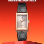 n  欧米茄（OMEGA）瑞士钟表制造商，英文名OMEGA，以希腊字母“Ω”命名。欧米茄由路易士·勃兰特（Louis Brandt）创始于1848 年，欧米茄的经典腕表系列为星座、海马、超霸、碟飞。象征着事物的伊始与极限，类似于亚洲哲学中“意味着最初，结束亦是最初”的循环。代表了“完美、极致、卓越、成就”的非凡品质，诠释出欧米茄追寻“卓越品质”nnOMEGA棋盘系列，60年代中古方形手表，特别的类型棋盘表盘，漂亮的长方形包金表壳前卫的设计，中古魅力，优雅简约经典n表盘尺寸：高26.12MM，宽17.35 mm(不含把的)n①搭载原装瑞士石英机芯n②表壳🪫镀K金工艺n③表针电K金n④表壳 底盖 保卡 吊牌 四码合一n⑤蓝宝石拱桥玻璃n⑥配美洲鳄鱼皮表带n    n   N R-Factory出品 值得收藏
