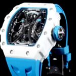 白色TPT石英纤维n【 RICHARD MILLE 】理查米尔 RM53-01 将腕表设计与运动赛事相互结合，完美诠释了赛场上的勇者坚定信念、顽强拼搏的精神。RM53-01以马术运动为背景，采用多种高科技材料来抵御运动时带来的强烈撞击，从而保证不受破坏、正常运转。高科技材质打造如同“护具”。“RM 53-01 PABLO MAC DONOUGH”的陀飞轮腕表，此款腕表除具备运动腕表的动感与活力外，还配备了坚固的TPT®碳纤维表壳、层压蓝宝石水晶表镜以及固定机芯的悬浮式钢索，有效的降低巨大冲击、意外碰撞对腕表所带来的影响，堪称世界上最“抗造”的豪华运动腕表之一。nn1⃣️表壳继续延续经典酒桶造型设计，辨识度高，表径约为51x43x16mm，采用TPT® 碳纤维复合材质制成表壳，这是一种世界公认的最卓越的复合材料，TPT®碳纤维以卓越的抗震性著称。碳纤维材料，保障了腕表的硬度，轻盈抗震，凸显运动风格，具有独特的纹理，为腕表增添独具特色的观赏性，纹路新颖且美观。nn2⃣️TPT® 碳纤维表壳以20枚5级钛合金花键螺丝以及316L不锈钢垫圈固定，可保证50米的防水性能。nn3⃣️上镂空盘由钛合金制成，周围的时标之上拥有蓝色荧光标记，与中部的时分针上的蓝色荧光标记相映衬，即使在较暗的环境下亦能够观察时间，非常便利。nn4⃣️背透表底将整个垂钓系统一览无余地展现在大众面前，桥板有突破常规的双底板结构，由将不同机芯齿轮牢固地固定在一起的第一个“中央”底板，和通过钢索附着于中央底板，支撑整个张力系统的“外缘”底板构成，悬浮式钢索机芯分成两部分，外围是钢索和滑轮，内部是被“吊起来”的陀飞轮机芯。加强了腕表的刚度，同时确保齿轮系统流畅地运行，并可提供最佳的冲击保护。nn 这只RM53-01非常精彩地将RM27-01和RM012两只表款功能结合于一身，堪称绝伦，里查德米尔一直作为专攻技术的品牌勇往直前，展现出一款款坚固外壳、机芯精妙的腕表，这也是一个品牌立足过去、现在与未来的根本，就让我们共同期待未来的里查德米尔会带我们怎样的惊喜吧！