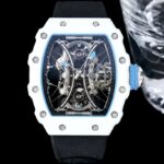 白色TPT石英纤维n【 RICHARD MILLE 】理查米尔 RM53-01 将腕表设计与运动赛事相互结合，完美诠释了赛场上的勇者坚定信念、顽强拼搏的精神。RM53-01以马术运动为背景，采用多种高科技材料来抵御运动时带来的强烈撞击，从而保证不受破坏、正常运转。高科技材质打造如同“护具”。“RM 53-01 PABLO MAC DONOUGH”的陀飞轮腕表，此款腕表除具备运动腕表的动感与活力外，还配备了坚固的TPT®碳纤维表壳、层压蓝宝石水晶表镜以及固定机芯的悬浮式钢索，有效的降低巨大冲击、意外碰撞对腕表所带来的影响，堪称世界上最“抗造”的豪华运动腕表之一。nn1⃣️表壳继续延续经典酒桶造型设计，辨识度高，表径约为51x43x16mm，采用TPT® 碳纤维复合材质制成表壳，这是一种世界公认的最卓越的复合材料，TPT®碳纤维以卓越的抗震性著称。碳纤维材料，保障了腕表的硬度，轻盈抗震，凸显运动风格，具有独特的纹理，为腕表增添独具特色的观赏性，纹路新颖且美观。nn2⃣️TPT® 碳纤维表壳以20枚5级钛合金花键螺丝以及316L不锈钢垫圈固定，可保证50米的防水性能。nn3⃣️上镂空盘由钛合金制成，周围的时标之上拥有蓝色荧光标记，与中部的时分针上的蓝色荧光标记相映衬，即使在较暗的环境下亦能够观察时间，非常便利。nn4⃣️背透表底将整个垂钓系统一览无余地展现在大众面前，桥板有突破常规的双底板结构，由将不同机芯齿轮牢固地固定在一起的第一个“中央”底板，和通过钢索附着于中央底板，支撑整个张力系统的“外缘”底板构成，悬浮式钢索机芯分成两部分，外围是钢索和滑轮，内部是被“吊起来”的陀飞轮机芯。加强了腕表的刚度，同时确保齿轮系统流畅地运行，并可提供最佳的冲击保护。nn 这只RM53-01非常精彩地将RM27-01和RM012两只表款功能结合于一身，堪称绝伦，里查德米尔一直作为专攻技术的品牌勇往直前，展现出一款款坚固外壳、机芯精妙的腕表，这也是一个品牌立足过去、现在与未来的根本，就让我们共同期待未来的里查德米尔会带我们怎样的惊喜吧！
