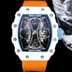 白色TPT石英纤维n【 RICHARD MILLE 】理查米尔 RM53-01 将腕表设计与运动赛事相互结合，完美诠释了赛场上的勇者坚定信念、顽强拼搏的精神。RM53-01以马术运动为背景，采用多种高科技材料来抵御运动时带来的强烈撞击，从而保证不受破坏、正常运转。高科技材质打造如同“护具”。“RM 53-01 PABLO MAC DONOUGH”的陀飞轮腕表，此款腕表除具备运动腕表的动感与活力外，还配备了坚固的TPT®碳纤维表壳、层压蓝宝石水晶表镜以及固定机芯的悬浮式钢索，有效的降低巨大冲击、意外碰撞对腕表所带来的影响，堪称世界上最“抗造”的豪华运动腕表之一。nn1⃣️表壳继续延续经典酒桶造型设计，辨识度高，表径约为51x43x16mm，采用TPT® 碳纤维复合材质制成表壳，这是一种世界公认的最卓越的复合材料，TPT®碳纤维以卓越的抗震性著称。碳纤维材料，保障了腕表的硬度，轻盈抗震，凸显运动风格，具有独特的纹理，为腕表增添独具特色的观赏性，纹路新颖且美观。nn2⃣️TPT® 碳纤维表壳以20枚5级钛合金花键螺丝以及316L不锈钢垫圈固定，可保证50米的防水性能。nn3⃣️上镂空盘由钛合金制成，周围的时标之上拥有蓝色荧光标记，与中部的时分针上的蓝色荧光标记相映衬，即使在较暗的环境下亦能够观察时间，非常便利。nn4⃣️背透表底将整个垂钓系统一览无余地展现在大众面前，桥板有突破常规的双底板结构，由将不同机芯齿轮牢固地固定在一起的第一个“中央”底板，和通过钢索附着于中央底板，支撑整个张力系统的“外缘”底板构成，悬浮式钢索机芯分成两部分，外围是钢索和滑轮，内部是被“吊起来”的陀飞轮机芯。加强了腕表的刚度，同时确保齿轮系统流畅地运行，并可提供最佳的冲击保护。nn 这只RM53-01非常精彩地将RM27-01和RM012两只表款功能结合于一身，堪称绝伦，里查德米尔一直作为专攻技术的品牌勇往直前，展现出一款款坚固外壳、机芯精妙的腕表，这也是一个品牌立足过去、现在与未来的根本，就让我们共同期待未来的里查德米尔会带我们怎样的惊喜吧！