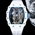 白色TPT石英纤维n【 RICHARD MILLE 】理查米尔 RM53-01 将腕表设计与运动赛事相互结合，完美诠释了赛场上的勇者坚定信念、顽强拼搏的精神。RM53-01以马术运动为背景，采用多种高科技材料来抵御运动时带来的强烈撞击，从而保证不受破坏、正常运转。高科技材质打造如同“护具”。“RM 53-01 PABLO MAC DONOUGH”的陀飞轮腕表，此款腕表除具备运动腕表的动感与活力外，还配备了坚固的TPT®碳纤维表壳、层压蓝宝石水晶表镜以及固定机芯的悬浮式钢索，有效的降低巨大冲击、意外碰撞对腕表所带来的影响，堪称世界上最“抗造”的豪华运动腕表之一。nn1⃣️表壳继续延续经典酒桶造型设计，辨识度高，表径约为51x43x16mm，采用TPT® 碳纤维复合材质制成表壳，这是一种世界公认的最卓越的复合材料，TPT®碳纤维以卓越的抗震性著称。碳纤维材料，保障了腕表的硬度，轻盈抗震，凸显运动风格，具有独特的纹理，为腕表增添独具特色的观赏性，纹路新颖且美观。nn2⃣️TPT® 碳纤维表壳以20枚5级钛合金花键螺丝以及316L不锈钢垫圈固定，可保证50米的防水性能。nn3⃣️上镂空盘由钛合金制成，周围的时标之上拥有蓝色荧光标记，与中部的时分针上的蓝色荧光标记相映衬，即使在较暗的环境下亦能够观察时间，非常便利。nn4⃣️背透表底将整个垂钓系统一览无余地展现在大众面前，桥板有突破常规的双底板结构，由将不同机芯齿轮牢固地固定在一起的第一个“中央”底板，和通过钢索附着于中央底板，支撑整个张力系统的“外缘”底板构成，悬浮式钢索机芯分成两部分，外围是钢索和滑轮，内部是被“吊起来”的陀飞轮机芯。加强了腕表的刚度，同时确保齿轮系统流畅地运行，并可提供最佳的冲击保护。nn 这只RM53-01非常精彩地将RM27-01和RM012两只表款功能结合于一身，堪称绝伦，里查德米尔一直作为专攻技术的品牌勇往直前，展现出一款款坚固外壳、机芯精妙的腕表，这也是一个品牌立足过去、现在与未来的根本，就让我们共同期待未来的里查德米尔会带我们怎样的惊喜吧！
