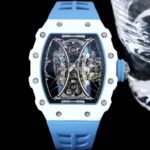 白色TPT石英纤维n【 RICHARD MILLE 】理查米尔 RM53-01 将腕表设计与运动赛事相互结合，完美诠释了赛场上的勇者坚定信念、顽强拼搏的精神。RM53-01以马术运动为背景，采用多种高科技材料来抵御运动时带来的强烈撞击，从而保证不受破坏、正常运转。高科技材质打造如同“护具”。“RM 53-01 PABLO MAC DONOUGH”的陀飞轮腕表，此款腕表除具备运动腕表的动感与活力外，还配备了坚固的TPT®碳纤维表壳、层压蓝宝石水晶表镜以及固定机芯的悬浮式钢索，有效的降低巨大冲击、意外碰撞对腕表所带来的影响，堪称世界上最“抗造”的豪华运动腕表之一。nn1⃣️表壳继续延续经典酒桶造型设计，辨识度高，表径约为51x43x16mm，采用TPT® 碳纤维复合材质制成表壳，这是一种世界公认的最卓越的复合材料，TPT®碳纤维以卓越的抗震性著称。碳纤维材料，保障了腕表的硬度，轻盈抗震，凸显运动风格，具有独特的纹理，为腕表增添独具特色的观赏性，纹路新颖且美观。nn2⃣️TPT® 碳纤维表壳以20枚5级钛合金花键螺丝以及316L不锈钢垫圈固定，可保证50米的防水性能。nn3⃣️上镂空盘由钛合金制成，周围的时标之上拥有蓝色荧光标记，与中部的时分针上的蓝色荧光标记相映衬，即使在较暗的环境下亦能够观察时间，非常便利。nn4⃣️背透表底将整个垂钓系统一览无余地展现在大众面前，桥板有突破常规的双底板结构，由将不同机芯齿轮牢固地固定在一起的第一个“中央”底板，和通过钢索附着于中央底板，支撑整个张力系统的“外缘”底板构成，悬浮式钢索机芯分成两部分，外围是钢索和滑轮，内部是被“吊起来”的陀飞轮机芯。加强了腕表的刚度，同时确保齿轮系统流畅地运行，并可提供最佳的冲击保护。nn 这只RM53-01非常精彩地将RM27-01和RM012两只表款功能结合于一身，堪称绝伦，里查德米尔一直作为专攻技术的品牌勇往直前，展现出一款款坚固外壳、机芯精妙的腕表，这也是一个品牌立足过去、现在与未来的根本，就让我们共同期待未来的里查德米尔会带我们怎样的惊喜吧！