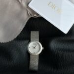 新款迪奥批  原单货！钻石腕表来了！La d de dior Satine系列高级仙女腕表，生动呈现了迪奥制表的精魂，弥足珍贵的高雅风格。米兰网织工艺精钢表链，超级秀气，完美契合仙女们纤细的手腕，在光线下bulingbuling亮闪闪，光彩夺目！原单Dior 表盘直径～25mm,原装ETA280 石英机芯，锅盖形蓝宝石玻璃，蓝光防炫效果，字面镶嵌4颗vs1.3南非真钻！表冠镶嵌施华洛世奇钻，超级闪！✨✨ 附带GTC国检证书一表一证。精挑细选确保每一粒钻石都是是成色上佳的美钻！A级贝母表盘，质感超棒！抛光太子妃指针。送专柜首饰袋和拆卸表带工具一支。bulingbuling闪的手表，真真是仙女们的心头爱了！编织网带超级舒适！绝对是值得入的一只经典女装表，好看又气质，很轻便而且对细手腕友好，永远不会喧宾夺主、但一定是锦上添花、无论是穿什么风格衣服都可以搭配它，实物很精致、低调又百搭！全套包装出！