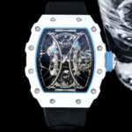 白色TPT石英纤维n【 RICHARD MILLE 】理查米尔 RM53-01 将腕表设计与运动赛事相互结合，完美诠释了赛场上的勇者坚定信念、顽强拼搏的精神。RM53-01以马术运动为背景，采用多种高科技材料来抵御运动时带来的强烈撞击，从而保证不受破坏、正常运转。高科技材质打造如同“护具”。“RM 53-01 PABLO MAC DONOUGH”的陀飞轮腕表，此款腕表除具备运动腕表的动感与活力外，还配备了坚固的TPT®碳纤维表壳、层压蓝宝石水晶表镜以及固定机芯的悬浮式钢索，有效的降低巨大冲击、意外碰撞对腕表所带来的影响，堪称世界上最“抗造”的豪华运动腕表之一。nn1⃣️表壳继续延续经典酒桶造型设计，辨识度高，表径约为51x43x16mm，采用TPT® 碳纤维复合材质制成表壳，这是一种世界公认的最卓越的复合材料，TPT®碳纤维以卓越的抗震性著称。碳纤维材料，保障了腕表的硬度，轻盈抗震，凸显运动风格，具有独特的纹理，为腕表增添独具特色的观赏性，纹路新颖且美观。nn2⃣️TPT® 碳纤维表壳以20枚5级钛合金花键螺丝以及316L不锈钢垫圈固定，可保证50米的防水性能。nn3⃣️上镂空盘由钛合金制成，周围的时标之上拥有蓝色荧光标记，与中部的时分针上的蓝色荧光标记相映衬，即使在较暗的环境下亦能够观察时间，非常便利。nn4⃣️背透表底将整个垂钓系统一览无余地展现在大众面前，桥板有突破常规的双底板结构，由将不同机芯齿轮牢固地固定在一起的第一个“中央”底板，和通过钢索附着于中央底板，支撑整个张力系统的“外缘”底板构成，悬浮式钢索机芯分成两部分，外围是钢索和滑轮，内部是被“吊起来”的陀飞轮机芯。加强了腕表的刚度，同时确保齿轮系统流畅地运行，并可提供最佳的冲击保护。nn 这只RM53-01非常精彩地将RM27-01和RM012两只表款功能结合于一身，堪称绝伦，里查德米尔一直作为专攻技术的品牌勇往直前，展现出一款款坚固外壳、机芯精妙的腕表，这也是一个品牌立足过去、现在与未来的根本，就让我们共同期待未来的里查德米尔会带我们怎样的惊喜吧！