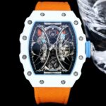 白色TPT石英纤维n【 RICHARD MILLE 】理查米尔 RM53-01 将腕表设计与运动赛事相互结合，完美诠释了赛场上的勇者坚定信念、顽强拼搏的精神。RM53-01以马术运动为背景，采用多种高科技材料来抵御运动时带来的强烈撞击，从而保证不受破坏、正常运转。高科技材质打造如同“护具”。“RM 53-01 PABLO MAC DONOUGH”的陀飞轮腕表，此款腕表除具备运动腕表的动感与活力外，还配备了坚固的TPT®碳纤维表壳、层压蓝宝石水晶表镜以及固定机芯的悬浮式钢索，有效的降低巨大冲击、意外碰撞对腕表所带来的影响，堪称世界上最“抗造”的豪华运动腕表之一。nn1⃣️表壳继续延续经典酒桶造型设计，辨识度高，表径约为51x43x16mm，采用TPT® 碳纤维复合材质制成表壳，这是一种世界公认的最卓越的复合材料，TPT®碳纤维以卓越的抗震性著称。碳纤维材料，保障了腕表的硬度，轻盈抗震，凸显运动风格，具有独特的纹理，为腕表增添独具特色的观赏性，纹路新颖且美观。nn2⃣️TPT® 碳纤维表壳以20枚5级钛合金花键螺丝以及316L不锈钢垫圈固定，可保证50米的防水性能。nn3⃣️上镂空盘由钛合金制成，周围的时标之上拥有蓝色荧光标记，与中部的时分针上的蓝色荧光标记相映衬，即使在较暗的环境下亦能够观察时间，非常便利。nn4⃣️背透表底将整个垂钓系统一览无余地展现在大众面前，桥板有突破常规的双底板结构，由将不同机芯齿轮牢固地固定在一起的第一个“中央”底板，和通过钢索附着于中央底板，支撑整个张力系统的“外缘”底板构成，悬浮式钢索机芯分成两部分，外围是钢索和滑轮，内部是被“吊起来”的陀飞轮机芯。加强了腕表的刚度，同时确保齿轮系统流畅地运行，并可提供最佳的冲击保护。nn 这只RM53-01非常精彩地将RM27-01和RM012两只表款功能结合于一身，堪称绝伦，里查德米尔一直作为专攻技术的品牌勇往直前，展现出一款款坚固外壳、机芯精妙的腕表，这也是一个品牌立足过去、现在与未来的根本，就让我们共同期待未来的里查德米尔会带我们怎样的惊喜吧！