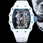 白色TPT石英纤维n【 RICHARD MILLE 】理查米尔 RM53-01 将腕表设计与运动赛事相互结合，完美诠释了赛场上的勇者坚定信念、顽强拼搏的精神。RM53-01以马术运动为背景，采用多种高科技材料来抵御运动时带来的强烈撞击，从而保证不受破坏、正常运转。高科技材质打造如同“护具”。“RM 53-01 PABLO MAC DONOUGH”的陀飞轮腕表，此款腕表除具备运动腕表的动感与活力外，还配备了坚固的TPT®碳纤维表壳、层压蓝宝石水晶表镜以及固定机芯的悬浮式钢索，有效的降低巨大冲击、意外碰撞对腕表所带来的影响，堪称世界上最“抗造”的豪华运动腕表之一。nn1⃣️表壳继续延续经典酒桶造型设计，辨识度高，表径约为51x43x16mm，采用TPT® 碳纤维复合材质制成表壳，这是一种世界公认的最卓越的复合材料，TPT®碳纤维以卓越的抗震性著称。碳纤维材料，保障了腕表的硬度，轻盈抗震，凸显运动风格，具有独特的纹理，为腕表增添独具特色的观赏性，纹路新颖且美观。nn2⃣️TPT® 碳纤维表壳以20枚5级钛合金花键螺丝以及316L不锈钢垫圈固定，可保证50米的防水性能。nn3⃣️上镂空盘由钛合金制成，周围的时标之上拥有蓝色荧光标记，与中部的时分针上的蓝色荧光标记相映衬，即使在较暗的环境下亦能够观察时间，非常便利。nn4⃣️背透表底将整个垂钓系统一览无余地展现在大众面前，桥板有突破常规的双底板结构，由将不同机芯齿轮牢固地固定在一起的第一个“中央”底板，和通过钢索附着于中央底板，支撑整个张力系统的“外缘”底板构成，悬浮式钢索机芯分成两部分，外围是钢索和滑轮，内部是被“吊起来”的陀飞轮机芯。加强了腕表的刚度，同时确保齿轮系统流畅地运行，并可提供最佳的冲击保护。nn 这只RM53-01非常精彩地将RM27-01和RM012两只表款功能结合于一身，堪称绝伦，里查德米尔一直作为专攻技术的品牌勇往直前，展现出一款款坚固外壳、机芯精妙的腕表，这也是一个品牌立足过去、现在与未来的根本，就让我们共同期待未来的里查德米尔会带我们怎样的惊喜吧！