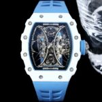 白色TPT石英纤维n【 RICHARD MILLE 】理查米尔 RM53-01 将腕表设计与运动赛事相互结合，完美诠释了赛场上的勇者坚定信念、顽强拼搏的精神。RM53-01以马术运动为背景，采用多种高科技材料来抵御运动时带来的强烈撞击，从而保证不受破坏、正常运转。高科技材质打造如同“护具”。“RM 53-01 PABLO MAC DONOUGH”的陀飞轮腕表，此款腕表除具备运动腕表的动感与活力外，还配备了坚固的TPT®碳纤维表壳、层压蓝宝石水晶表镜以及固定机芯的悬浮式钢索，有效的降低巨大冲击、意外碰撞对腕表所带来的影响，堪称世界上最“抗造”的豪华运动腕表之一。nn1⃣️表壳继续延续经典酒桶造型设计，辨识度高，表径约为51x43x16mm，采用TPT® 碳纤维复合材质制成表壳，这是一种世界公认的最卓越的复合材料，TPT®碳纤维以卓越的抗震性著称。碳纤维材料，保障了腕表的硬度，轻盈抗震，凸显运动风格，具有独特的纹理，为腕表增添独具特色的观赏性，纹路新颖且美观。nn2⃣️TPT® 碳纤维表壳以20枚5级钛合金花键螺丝以及316L不锈钢垫圈固定，可保证50米的防水性能。nn3⃣️上镂空盘由钛合金制成，周围的时标之上拥有蓝色荧光标记，与中部的时分针上的蓝色荧光标记相映衬，即使在较暗的环境下亦能够观察时间，非常便利。nn4⃣️背透表底将整个垂钓系统一览无余地展现在大众面前，桥板有突破常规的双底板结构，由将不同机芯齿轮牢固地固定在一起的第一个“中央”底板，和通过钢索附着于中央底板，支撑整个张力系统的“外缘”底板构成，悬浮式钢索机芯分成两部分，外围是钢索和滑轮，内部是被“吊起来”的陀飞轮机芯。加强了腕表的刚度，同时确保齿轮系统流畅地运行，并可提供最佳的冲击保护。nn 这只RM53-01非常精彩地将RM27-01和RM012两只表款功能结合于一身，堪称绝伦，里查德米尔一直作为专攻技术的品牌勇往直前，展现出一款款坚固外壳、机芯精妙的腕表，这也是一个品牌立足过去、现在与未来的根本，就让我们共同期待未来的里查德米尔会带我们怎样的惊喜吧！