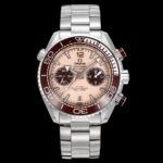 欧米茄海马宇宙600米男士新款计时，型号215.32.46.51.09.001（45.5mm）腕表 真正的原版一比一开模，所有功能及外观与原版一致（3位计时分针，归0时两支针同时归0，6位计时，9位小秒）n细节方面n1：精钢材质表壳，米色表盘，夜光刻度指针，双小盘计时码表，带日历显示，枣红色陶瓷单向旋转计时表圈，搭配米色运动表带 折叠扣n2：搭载全新9900全自动计时机芯，双T抗震欧米茄独特黑摆轮工艺.同步原装超长72小时待机n所有计时功能复刻原装功能 n3：钢带采用316L精钢 cnc 打磨工艺 工艺复杂 匠心打造 为各大表友独献完美复刻:时间的淬炼的经典~致敬海洋之作n  ｛TVS先锋之作 必属精品｝