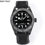 TW工厂新品：n帝陀碧湾黑武士！n—— 以深邃之黑，诠释无畏力量 ——  n经典碧湾系列再添传奇，帝陀黑武士腕表，以全黑设计彰显低调锋芒。哑光黑色表壳与表圈，搭配同色系表盘，尽显神秘与力量。搭载帝陀原厂机芯，精准可靠，无畏挑战。无论是深海探索还是都市穿梭，黑武士始终与你并肩，见证每一个勇敢瞬间，底盖编号：79022C。n帝陀碧湾黑武士  n—— 黑色，不止于色彩，更是一种态度！
