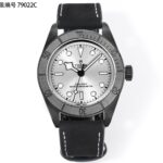 TW工厂新品：n帝陀碧湾黑武士！n—— 以深邃之黑，诠释无畏力量 ——  n经典碧湾系列再添传奇，帝陀黑武士腕表，以全黑设计彰显低调锋芒。哑光黑色表壳与表圈，搭配同色系表盘，尽显神秘与力量。搭载帝陀原厂机芯，精准可靠，无畏挑战。无论是深海探索还是都市穿梭，黑武士始终与你并肩，见证每一个勇敢瞬间，底盖编号：79022C。n帝陀碧湾黑武士  n—— 黑色，不止于色彩，更是一种态度！