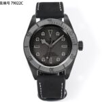 TW工厂新品：n帝陀碧湾黑武士！n—— 以深邃之黑，诠释无畏力量 ——  n经典碧湾系列再添传奇，帝陀黑武士腕表，以全黑设计彰显低调锋芒。哑光黑色表壳与表圈，搭配同色系表盘，尽显神秘与力量。搭载帝陀原厂机芯，精准可靠，无畏挑战。无论是深海探索还是都市穿梭，黑武士始终与你并肩，见证每一个勇敢瞬间，底盖编号：79022C。n帝陀碧湾黑武士  n—— 黑色，不止于色彩，更是一种态度！