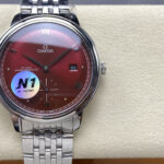 N1 Factory 欧米茄透底 新款碟飞典雅小秒系列腕表 两针半n     N1出品只为传承经典，蝶飞至臻品质n 41毫米至臻天文台表n这款腕表的表壳为41毫米，整表原版开模，整体表壳采用原装精钢材质打造同步原装打磨技术，厚度做到11mm与原版一致，做到全网最薄！！！nn拱形表盘经过深蓝色PVD处理，其上印有不规则排列的垂直纹理，呈现出太阳射线的打磨效果，三位日历窗口包括日历盘字体大小均与原装一致nn钢带跟生耳同样是原版开模一比一打造，与正品同样的打磨技术，均可跟原装通用，真正做到了完美，绝非市场其他普通货nn皮带表扣是同原装一致的针扣，内部搭载欧米茄8802一体至臻天文台机芯，透过耐磨损蓝宝石玻璃表背，机芯的运转美态清晰可见。蝶飞请认准N1出品n          《N1品质，必属精品》