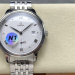 N1 Factory 欧米茄透底 新款碟飞典雅小秒系列腕表 两针半n     N1出品只为传承经典，蝶飞至臻品质n 41毫米至臻天文台表n这款腕表的表壳为41毫米，整表原版开模，整体表壳采用原装精钢材质打造同步原装打磨技术，厚度做到11mm与原版一致，做到全网最薄！！！nn拱形表盘经过深蓝色PVD处理，其上印有不规则排列的垂直纹理，呈现出太阳射线的打磨效果，三位日历窗口包括日历盘字体大小均与原装一致nn钢带跟生耳同样是原版开模一比一打造，与正品同样的打磨技术，均可跟原装通用，真正做到了完美，绝非市场其他普通货nn皮带表扣是同原装一致的针扣，内部搭载欧米茄8802一体至臻天文台机芯，透过耐磨损蓝宝石玻璃表背，机芯的运转美态清晰可见。蝶飞请认准N1出品n          《N1品质，必属精品》