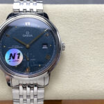 N1 Factory 欧米茄透底 新款碟飞典雅小秒系列腕表 两针半n     N1出品只为传承经典，蝶飞至臻品质n 41毫米至臻天文台表n这款腕表的表壳为41毫米，整表原版开模，整体表壳采用原装精钢材质打造同步原装打磨技术，厚度做到11mm与原版一致，做到全网最薄！！！nn拱形表盘经过深蓝色PVD处理，其上印有不规则排列的垂直纹理，呈现出太阳射线的打磨效果，三位日历窗口包括日历盘字体大小均与原装一致nn钢带跟生耳同样是原版开模一比一打造，与正品同样的打磨技术，均可跟原装通用，真正做到了完美，绝非市场其他普通货nn皮带表扣是同原装一致的针扣，内部搭载欧米茄8802一体至臻天文台机芯，透过耐磨损蓝宝石玻璃表背，机芯的运转美态清晰可见。蝶飞请认准N1出品n          《N1品质，必属精品》