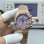38mm爱彼Audemars piguet 皇家橡树系列26715BC.ZZ.1356BC.01。 38mm尺寸1:1n目前最高机械机芯版本⚠️正品是机械！机械！不要花冤枉钱买了个石英！nAP皇家橡树系列计时腕表、真正一比一原版复刻，所有表盘都以原装正品表盘模版精心打造开发出来，秒杀市场不对版高仿，欢迎大家来鉴别。目前在国内外38mm之一市场正品一表难求，二手市场价格已经上升到50W幅度相当保值增值款，能买到就赚到。每一款字面都是原装正品代用级别，从开发面对颜色整整花了1年3个月时间，为了保证大家花最少的钱就能买最划算的表款n1 表壳材质属进口316精钢，超高精细打磨拉丝工艺，细节处理！死角位进行手工拉丝，各个位置五金配件打磨保持原装一致，打造技术性攻破已做到壳可正品互换。n2 圈口采用高光抛光加原装人工镶嵌手法，保证32颗明亮切割美钻大小一致，排列整齐n3 每一款字面都是原装代用级表盘，非市场上高仿所能比拟，原装开模字钉和指针最值得珍惜是表盘一体成型真正还原正品效果，非市场分二层，没光泽！ n4 装配7750机芯，走时精准稳定光