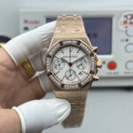 38mm爱彼Audemars piguet 皇家橡树系列26715BC.ZZ.1356BC.01。 38mm尺寸1:1n目前最高机械机芯版本⚠️正品是机械！机械！不要花冤枉钱买了个石英！nAP皇家橡树系列计时腕表、真正一比一原版复刻，所有表盘都以原装正品表盘模版精心打造开发出来，秒杀市场不对版高仿，欢迎大家来鉴别。目前在国内外38mm之一市场正品一表难求，二手市场价格已经上升到50W幅度相当保值增值款，能买到就赚到。每一款字面都是原装正品代用级别，从开发面对颜色整整花了1年3个月时间，为了保证大家花最少的钱就能买最划算的表款n1 表壳材质属进口316精钢，超高精细打磨拉丝工艺，细节处理！死角位进行手工拉丝，各个位置五金配件打磨保持原装一致，打造技术性攻破已做到壳可正品互换。n2 圈口采用高光抛光加原装人工镶嵌手法，保证32颗明亮切割美钻大小一致，排列整齐n3 每一款字面都是原装代用级表盘，非市场上高仿所能比拟，原装开模字钉和指针最值得珍惜是表盘一体成型真正还原正品效果，非市场分二层，没光泽！ n4 装配7750机芯，走时精准稳定光