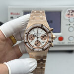 38mm爱彼Audemars piguet 皇家橡树系列26715BC.ZZ.1356BC.01。 38mm尺寸1:1n目前最高机械机芯版本⚠️正品是机械！机械！不要花冤枉钱买了个石英！nAP皇家橡树系列计时腕表、真正一比一原版复刻，所有表盘都以原装正品表盘模版精心打造开发出来，秒杀市场不对版高仿，欢迎大家来鉴别。目前在国内外38mm之一市场正品一表难求，二手市场价格已经上升到50W幅度相当保值增值款，能买到就赚到。每一款字面都是原装正品代用级别，从开发面对颜色整整花了1年3个月时间，为了保证大家花最少的钱就能买最划算的表款n1 表壳材质属进口316精钢，超高精细打磨拉丝工艺，细节处理！死角位进行手工拉丝，各个位置五金配件打磨保持原装一致，打造技术性攻破已做到壳可正品互换。n2 圈口采用高光抛光加原装人工镶嵌手法，保证32颗明亮切割美钻大小一致，排列整齐n3 每一款字面都是原装代用级表盘，非市场上高仿所能比拟，原装开模字钉和指针最值得珍惜是表盘一体成型真正还原正品效果，非市场分二层，没光泽！ n4 装配7750机芯，走时精准稳定光