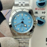 ZF出品—时光铸经典，腕间藏锋芒—帝舵碧湾54型M79000腕表!n【表壳】帝舵79000选用不锈钢打造表壳，经磨光与磨砂双工艺处理，37毫米直径复刻1950年代潜水表经典比例，11.2毫米纤薄厚度佩戴无负担。旋入式表冠饰有浮雕帝舵玫瑰，搭配单向旋转精钢外圈，200米防水性能加持，既保留复古格调，又能从容应对日常洗漱与浅潜场景，实用与质感兼备。n【表盘】表盘采用湖水蓝沙质纹理设计，细腻光泽宛如澄澈水域。圆拱形蓝宝石镜面抗划耐磨，无日历布局让读时界面更显纯粹。圆点与条形时标搭载夜光涂层，昏暗环境下清晰可读，既致敬早期潜水表美学，又以现代工艺保障实用性，复古与实用巧妙相融。n【表带】不锈钢五链节表带经双重打磨，触感细腻且贴合手腕不硌肤。搭载帝舵T-fit带扣，支持多档位微调节，裸腕或搭配潜水服皆能适配。表带结构扎实耐用，日常通勤无需刻意呵护，与表壳材质一脉相承，让整体风格统一，兼顾耐用性与佩戴舒适度。