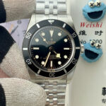 ZF出品—时光铸经典，腕间藏锋芒—帝舵碧湾54型M79000腕表!n【表壳】帝舵79000选用不锈钢打造表壳，经磨光与磨砂双工艺处理，37毫米直径复刻1950年代潜水表经典比例，11.2毫米纤薄厚度佩戴无负担。旋入式表冠饰有浮雕帝舵玫瑰，搭配单向旋转精钢外圈，200米防水性能加持，既保留复古格调，又能从容应对日常洗漱与浅潜场景，实用与质感兼备。n【表盘】表盘采用湖水蓝沙质纹理设计，细腻光泽宛如澄澈水域。圆拱形蓝宝石镜面抗划耐磨，无日历布局让读时界面更显纯粹。圆点与条形时标搭载夜光涂层，昏暗环境下清晰可读，既致敬早期潜水表美学，又以现代工艺保障实用性，复古与实用巧妙相融。n【表带】不锈钢五链节表带经双重打磨，触感细腻且贴合手腕不硌肤。搭载帝舵T-fit带扣，支持多档位微调节，裸腕或搭配潜水服皆能适配。表带结构扎实耐用，日常通勤无需刻意呵护，与表壳材质一脉相承，让整体风格统一，兼顾耐用性与佩戴舒适度。