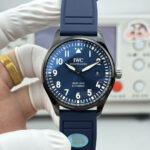 AOF 全面升级 V7 版 马克 飞行员PILOTS WATCHES全系列n1️⃣利用最新的精密AI电喷技术，n终于试验出少量的零色差的万国色值n2️⃣全场唯一去除紫色温的黑面，开启了字面新工艺的 ＂狂飙’之战！ 🔴n3️⃣字體是完美油印100%和原版相同的字体 进口超强夜光⚠️n终极版己完美修正纤细大小同步原版！！⚠️n而日本进口机芯9015 2892正完完全全符合这特征，n最新批次日本纯进口9015 2892更显精准，耐用，摆陀低噪，零返修！n从而成为马克 飞行员 所有款式的首选机芯！n限时价格不菲的新氟表带㊙️n目前市面上唯獨完美對標原版更多新品