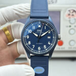 AOF 全面升级 V7 版 马克 飞行员PILOTS WATCHES全系列n1️⃣利用最新的精密AI电喷技术，n终于试验出少量的零色差的万国色值n2️⃣全场唯一去除紫色温的黑面，开启了字面新工艺的 ＂狂飙’之战！ 🔴n3️⃣字體是完美油印100%和原版相同的字体 进口超强夜光⚠️n终极版己完美修正纤细大小同步原版！！⚠️n而日本进口机芯9015 2892正完完全全符合这特征，n最新批次日本纯进口9015 2892更显精准，耐用，摆陀低噪，零返修！n从而成为马克 飞行员 所有款式的首选机芯！n限时价格不菲的新氟表带㊙️n目前市面上唯獨完美對標原版更多新品