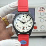 AOF 全面升级 V7 版 马克 飞行员PILOTS WATCHES全系列n1️⃣利用最新的精密AI电喷技术，n终于试验出少量的零色差的万国色值n2️⃣全场唯一去除紫色温的黑面，开启了字面新工艺的 ＂狂飙’之战！ 🔴n3️⃣字體是完美油印100%和原版相同的字体 进口超强夜光⚠️n终极版己完美修正纤细大小同步原版！！⚠️n而日本进口机芯9015 2892正完完全全符合这特征，n最新批次日本纯进口9015 2892更显精准，耐用，摆陀低噪，零返修！n从而成为马克 飞行员 所有款式的首选机芯！n限时价格不菲的新氟表带㊙️n目前市面上唯獨完美對標原版更多新品