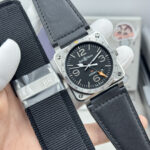 新作nBell & Ross 柏莱仕 BR 03-93 GMTn机芯：进口自动上弦机械机芯 n功能：时针、分针、秒针、日期和表圈上的24小时第二时区 (GMT/世界时系列)。n表壳：直径42毫米，缎光修饰的抛光精钢表壳。带刻度的固定式表圈。n表盘：黑色。金属镶贴数字和时标。金属镂空Superluminova夜光材料时针和分针。n表镜：带防眩目涂层的蓝宝石水晶玻璃表镜。防水性能：100米。n表带：黑色小牛皮，带有热压印饰面   n表扣：插针式表扣。缎光抛光精钢。